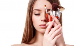 学化妆需要投入多少钱，才能成为专业化妆师